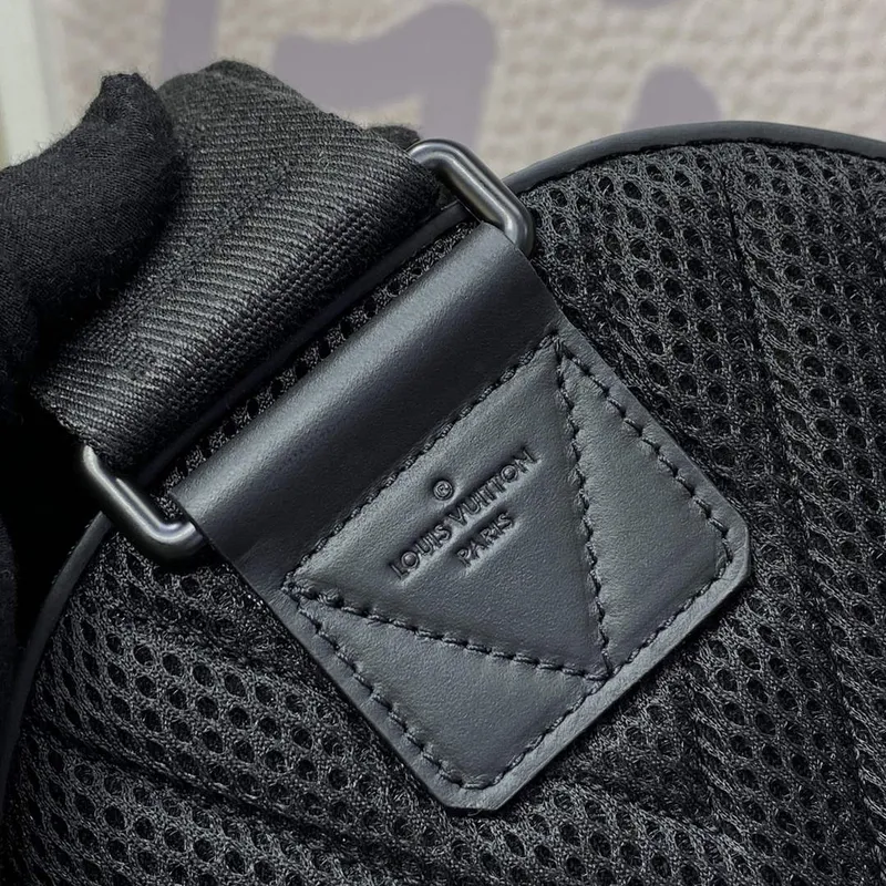 LV M23736 Louis Vuitton Pilot Slingbag Černá