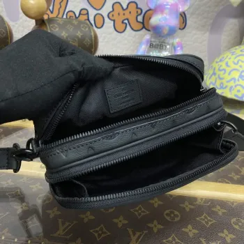 LV M82544 Louis Vuitton Nano Alpha Bag černé embosování