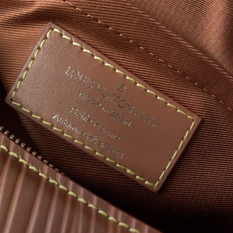 LV M23092 Louis Vuitton Soft Polochon Křížová taška Cognac