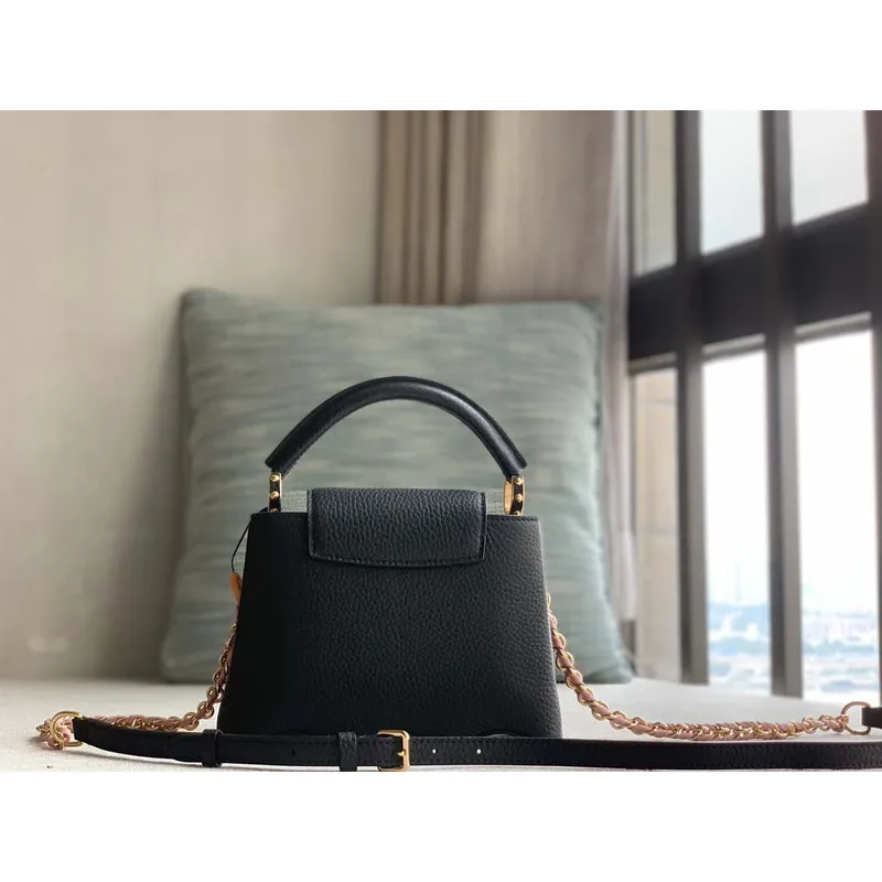 LV M22121 Louis Vuitton Capucines Mini Kabelka Černá