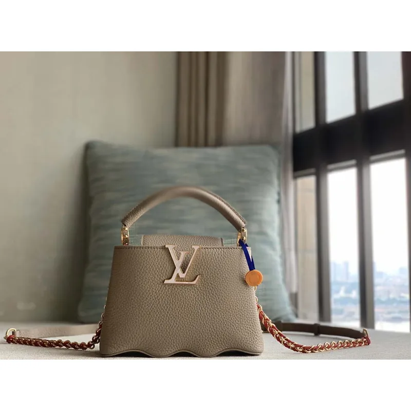 LV M22121 Louis Vuitton Capucines Mini Kabelka Šedá