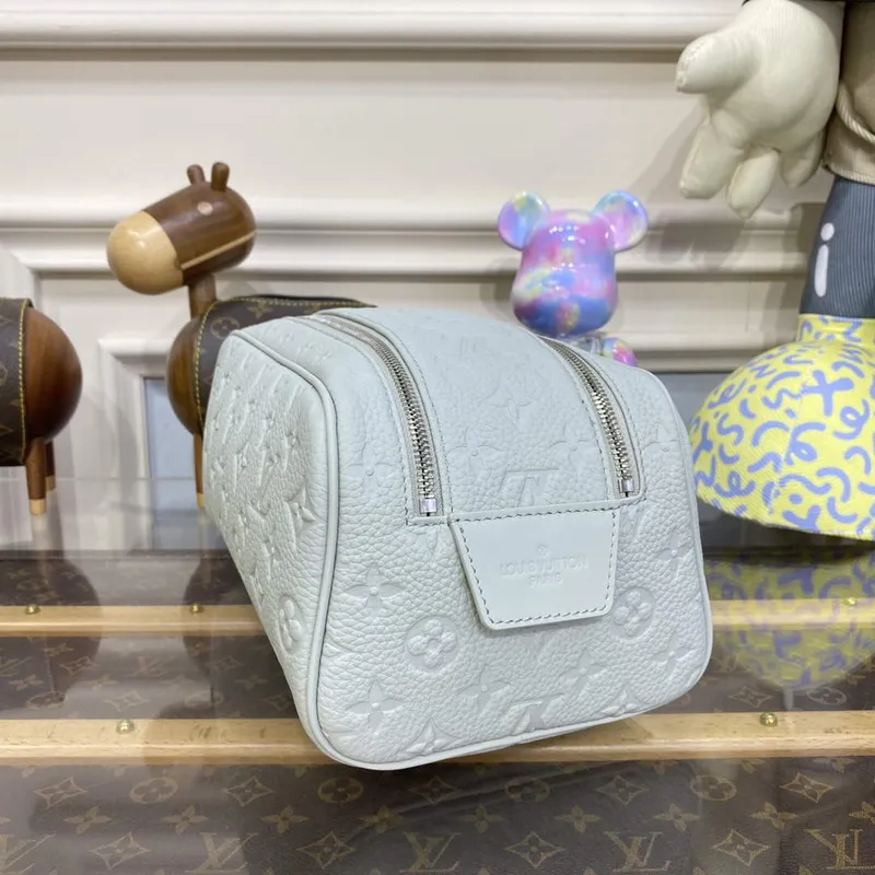 LV M82576 Louis Vuitton Dopp Kit Taška Off white