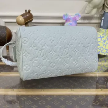 LV M82576 Louis Vuitton Dopp Kit Taška Off white