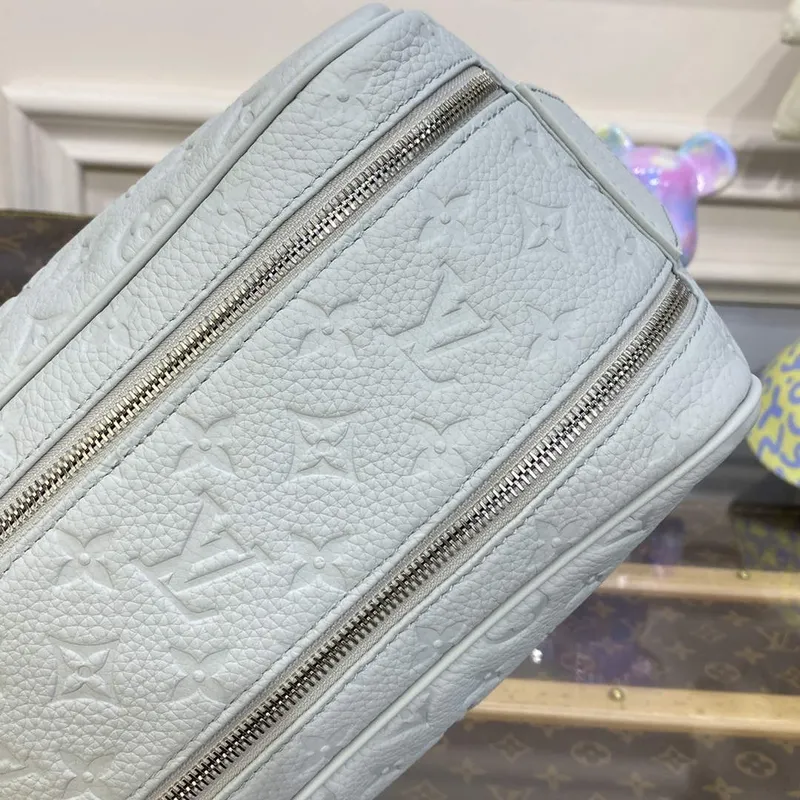 LV M82576 Louis Vuitton Dopp Kit Taška Off white