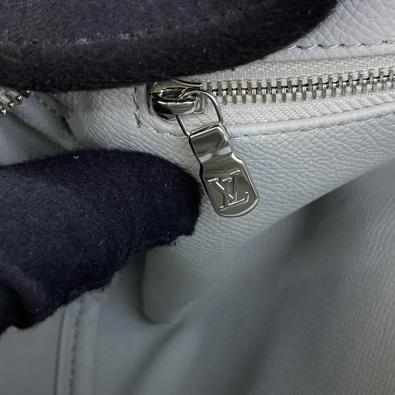 LV M82576 Louis Vuitton Dopp Kit Taška Off white