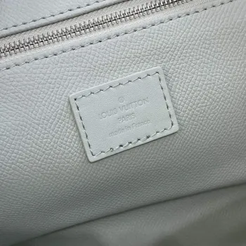 LV M82576 Louis Vuitton Dopp Kit Taška Off white