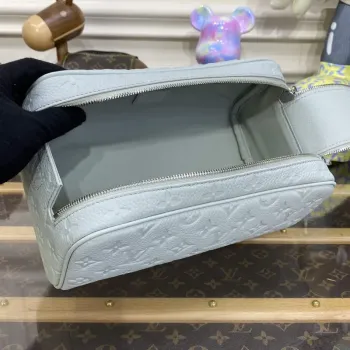 LV M82576 Louis Vuitton Dopp Kit Taška Off white