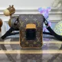LV M82535 Louis Vuitton S Lock Vertikální Nositelná Peněženka Radiant Sun