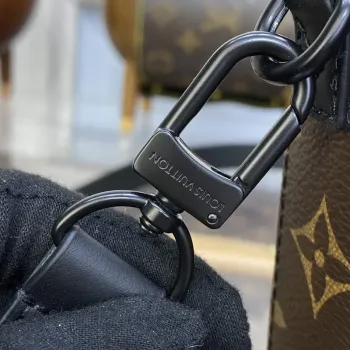 LV M82535 Louis Vuitton S Lock Vertikální Nositelná Peněženka Radiant Sun