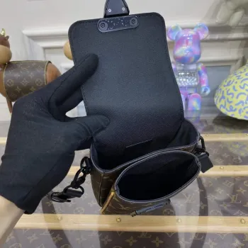 LV M82535 Louis Vuitton S Lock Vertikální Nositelná Peněženka Radiant Sun