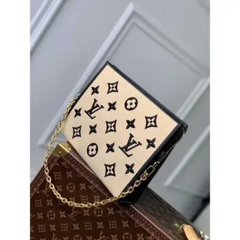 LV M82521 Louis Vuitton Toaletní taška na řetízku Černá