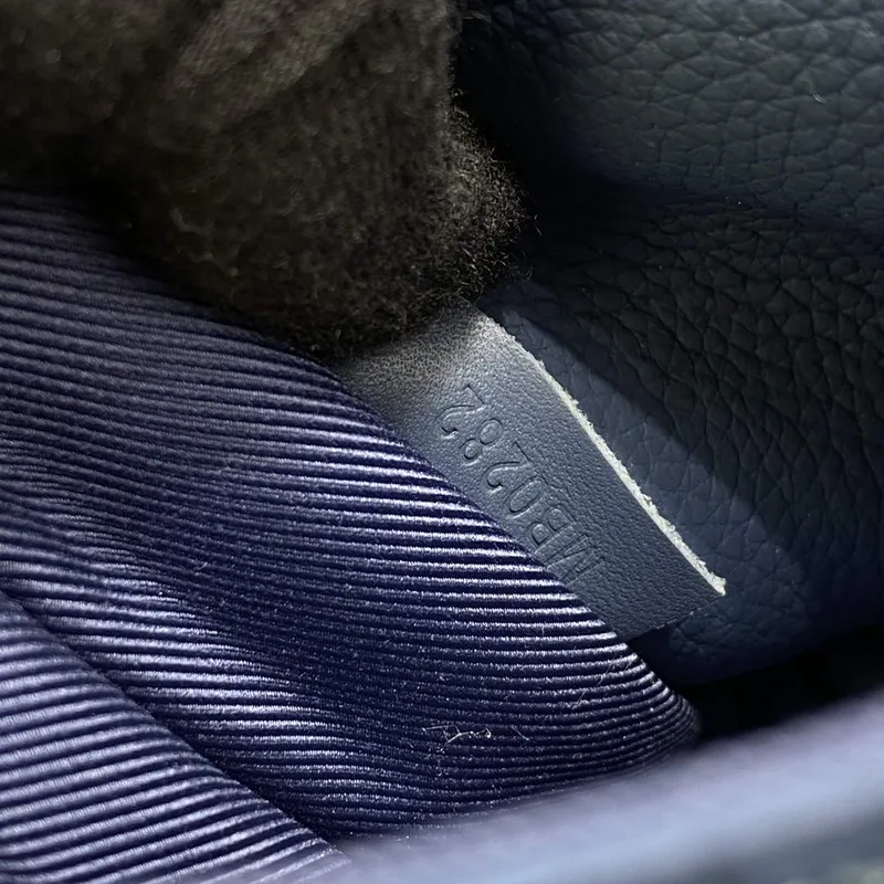 LV M57081 Louis Vuitton Takeoff Slingbag Námořnická modrá