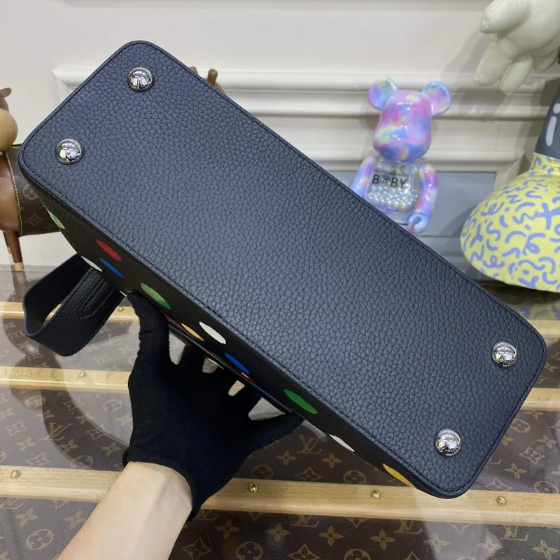 LV M21663 Louis Vuitton LV x YK Taška Capucines MM Černá