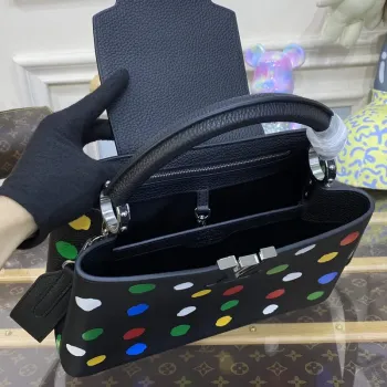 LV M21663 Louis Vuitton LV x YK Taška Capucines MM Černá