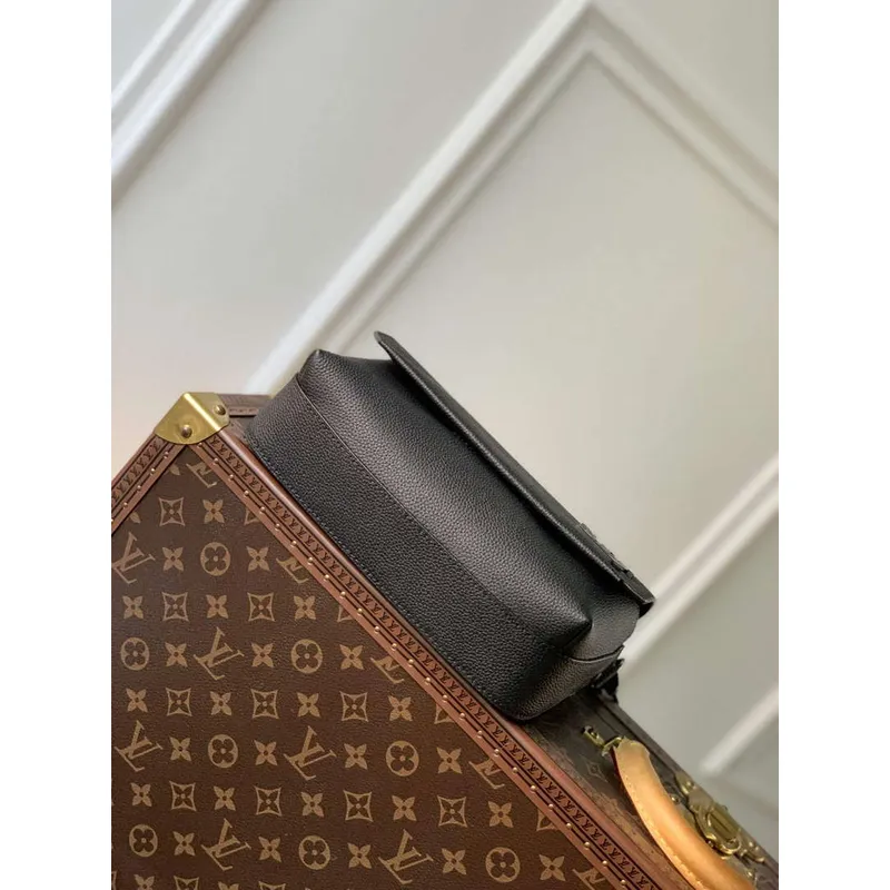 LV M22482 Louis Vuitton Fastline Messenger Černá