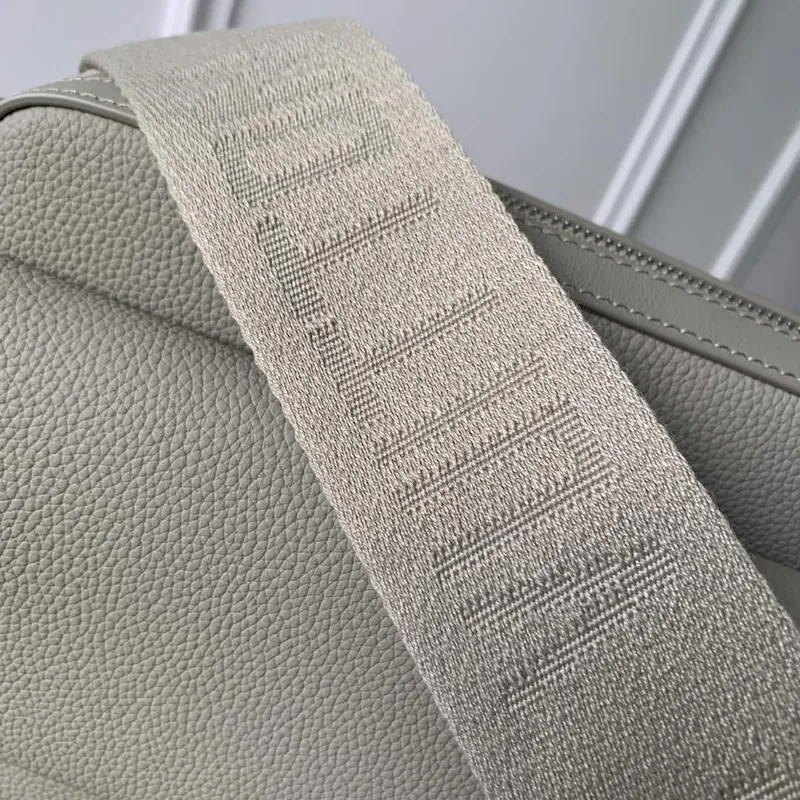 LV M22611 Louis Vuitton Fastline Messenger Šedá