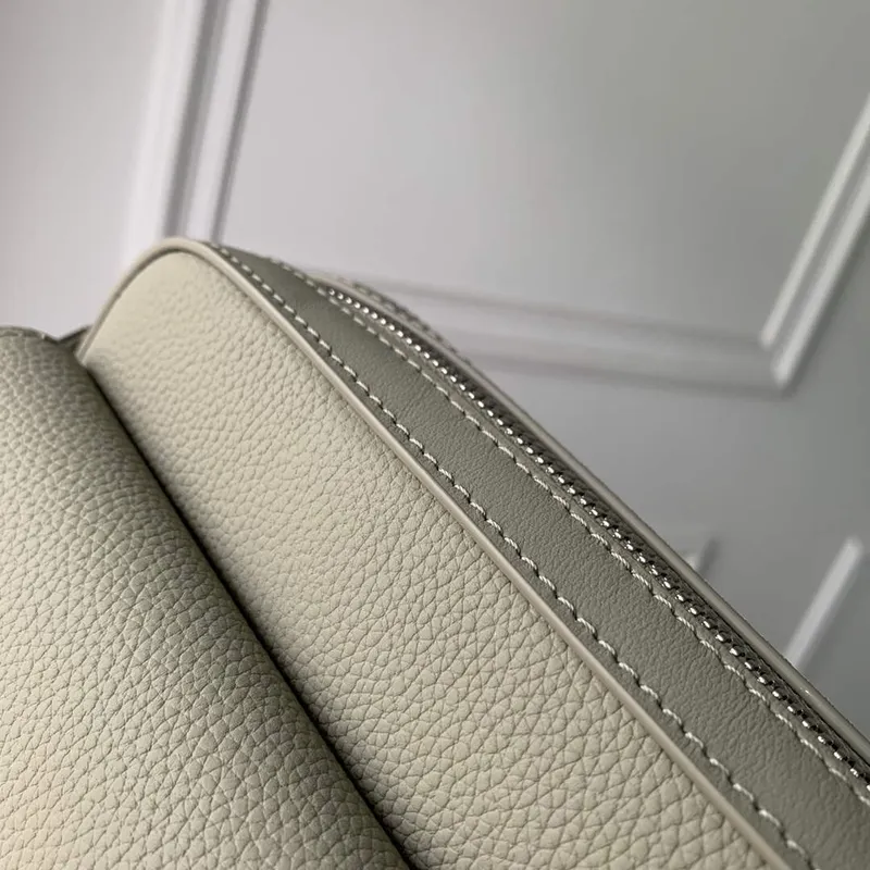LV M22611 Louis Vuitton Fastline Messenger Šedá