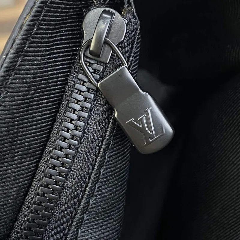 LV M81783 Louis Vuitton Steamer Nositelná peněženka Černá