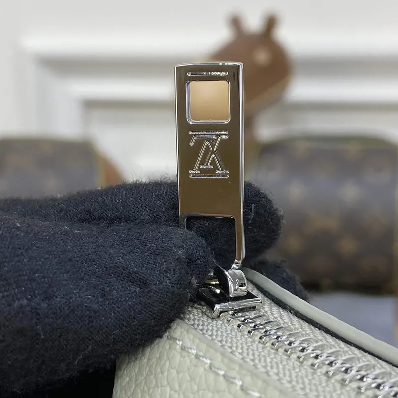 LV M69837 Louis Vuitton Taška Takeoff Pouch Šedá asfaltová