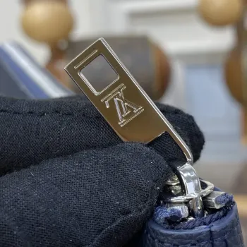 LV M69837 Louis Vuitton Taška Takeoff Pouch Modrá