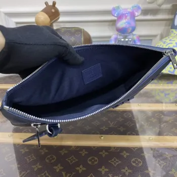 LV M69837 Louis Vuitton Taška Takeoff Pouch Modrá