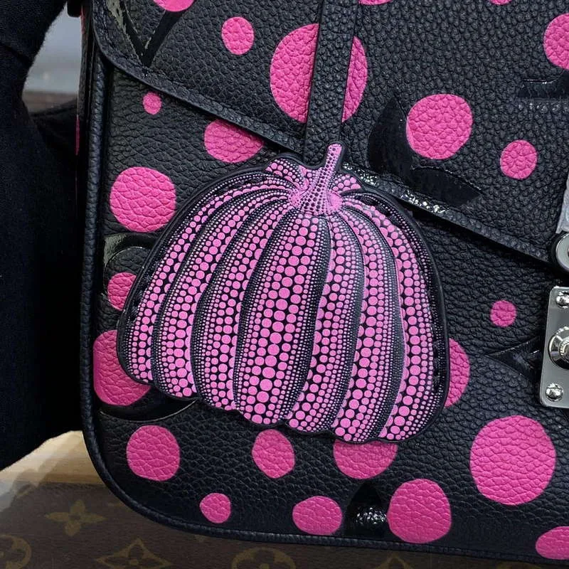 LV M46420 Louis Vuitton LV x YK Pochette Métis Černá/Fuchsiová