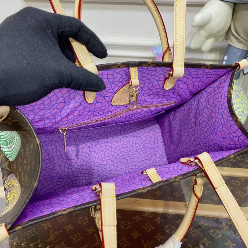 Louis Vuitton M46466 LV x YK OnTheGo MM Taška