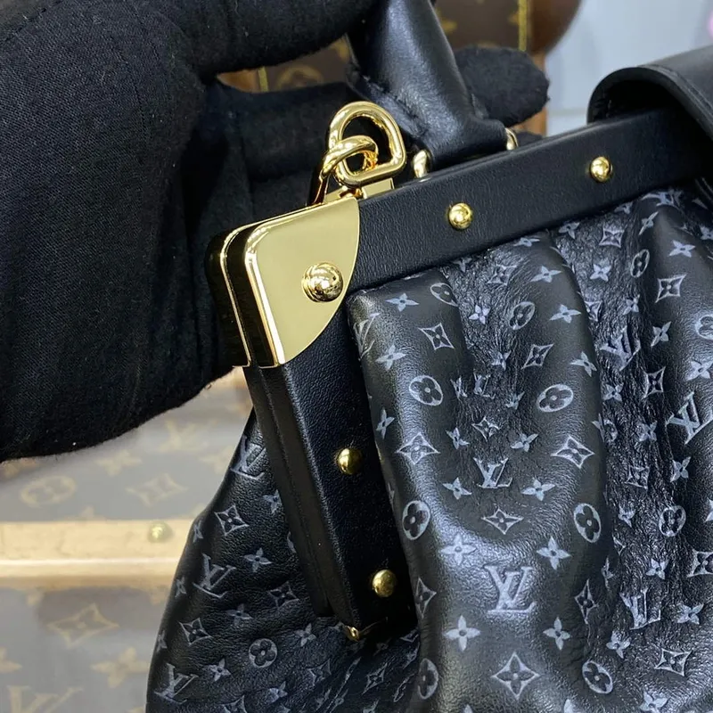 LV M22326 Louis Vuitton Monogram Klutch Černá