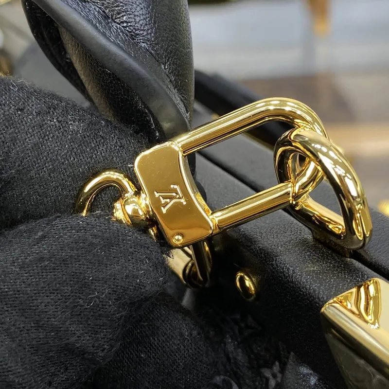 LV M22326 Louis Vuitton Monogram Klutch Černá