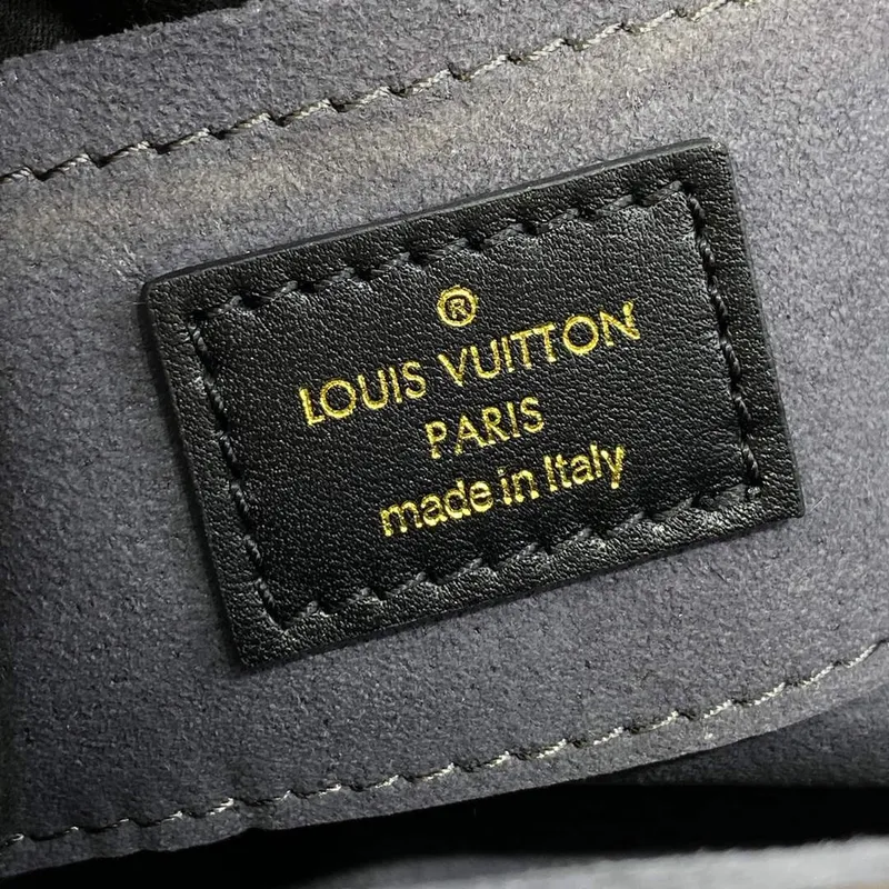LV M22326 Louis Vuitton Monogram Klutch Černá