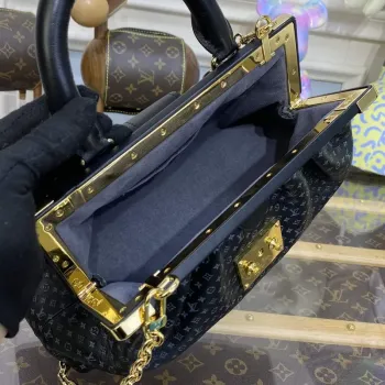 LV M22326 Louis Vuitton Monogram Klutch Černá