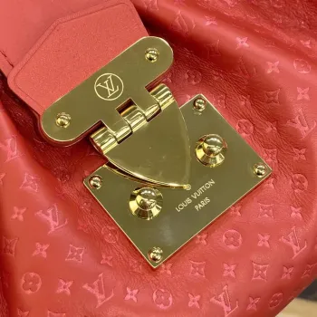 LV M22327 Louis Vuitton Monogram Kapsa Červená