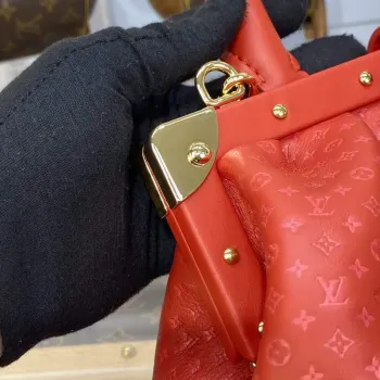 LV M22327 Louis Vuitton Monogram Kapsa Červená