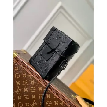 LV M82077 Louis Vuitton Vertikální Trunk Nositelná Peněženka černá embosovaná