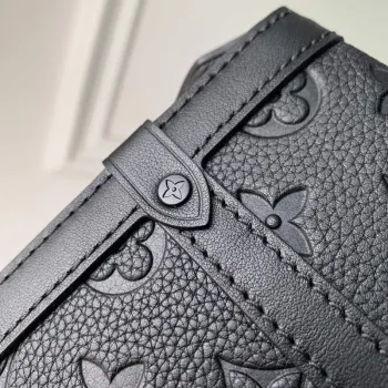 LV M82077 Louis Vuitton Vertikální Trunk Nositelná Peněženka černá embosovaná