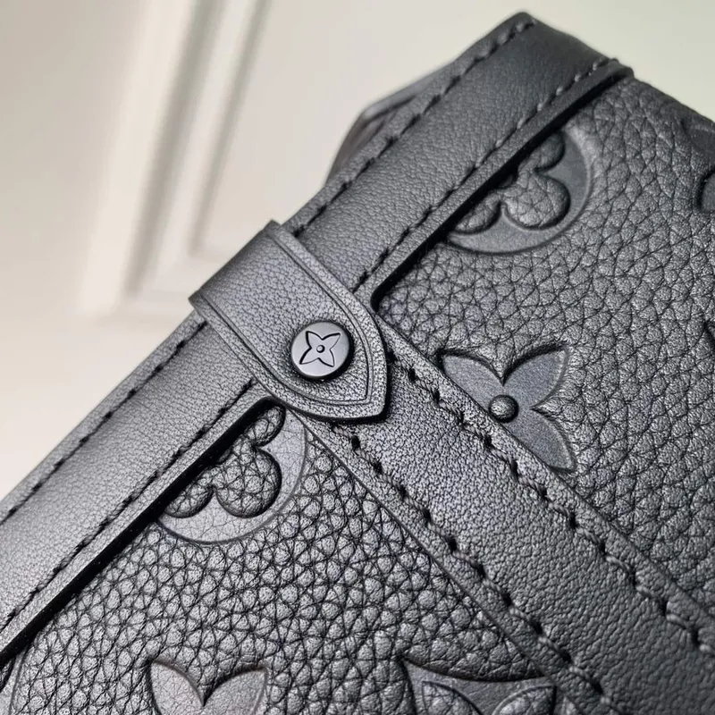 LV M82077 Louis Vuitton Vertikální Trunk Nositelná Peněženka černá embosovaná