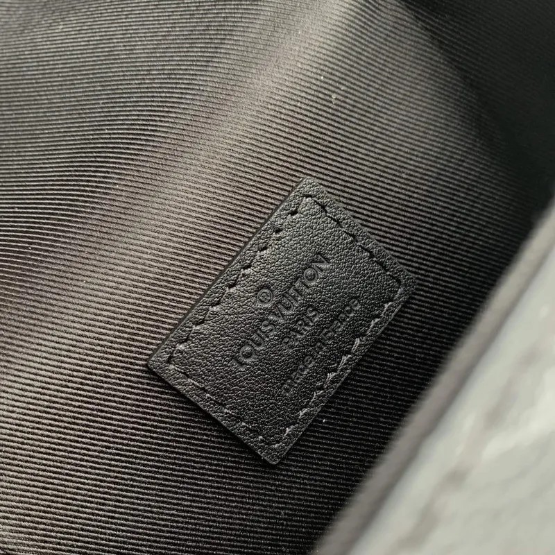 LV M82077 Louis Vuitton Vertikální Trunk Nositelná Peněženka černá embosovaná