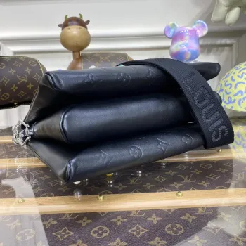 LV M22429 Louis Vuitton Coussin PM Taška černý diamant