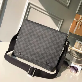 Louis Vuitton N41029 District MM Damier graphite Černá