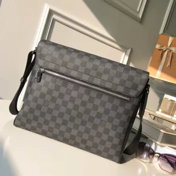 Louis Vuitton N41029 District MM Damier graphite Černá