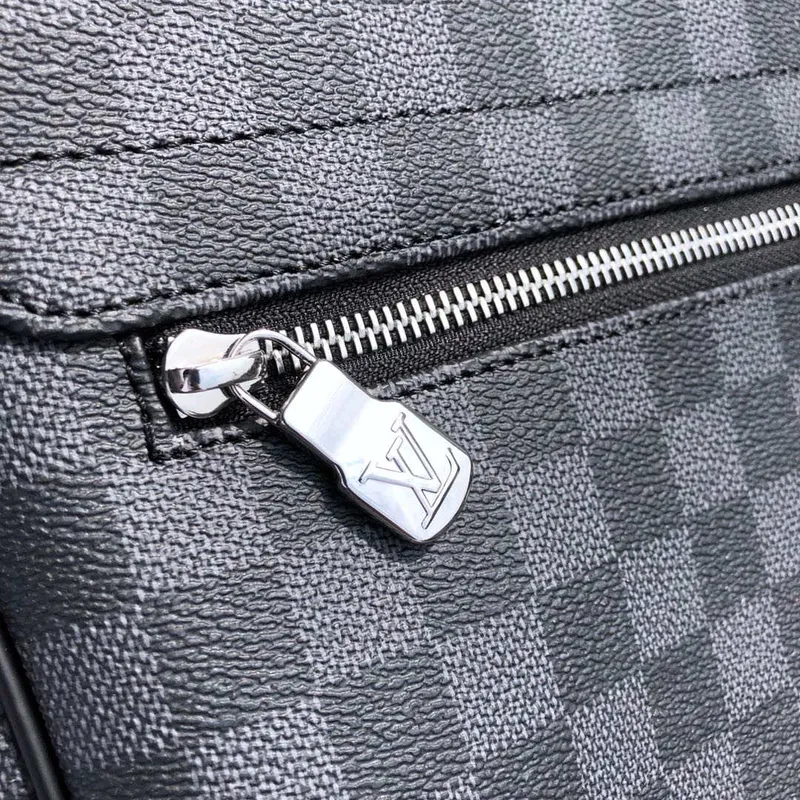 Louis Vuitton N41029 District MM Damier graphite Černá