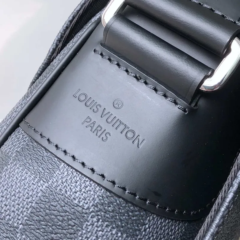 Louis Vuitton N41029 District MM Damier graphite Černá
