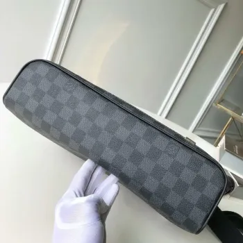 Louis Vuitton N41029 District MM Damier graphite Černá