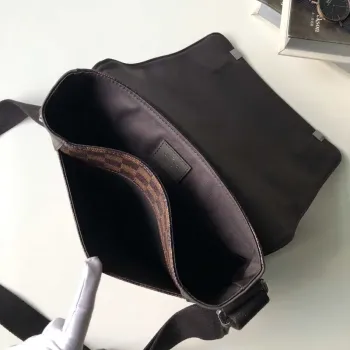 Louis Vuitton N41031 District PM Taška Damier Ebène