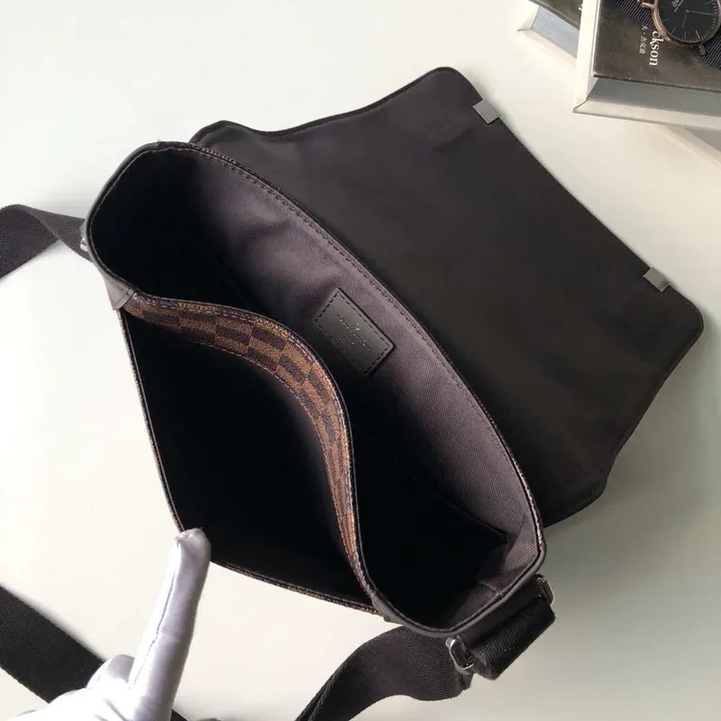 Louis Vuitton N41031 District PM Taška Damier Ebène