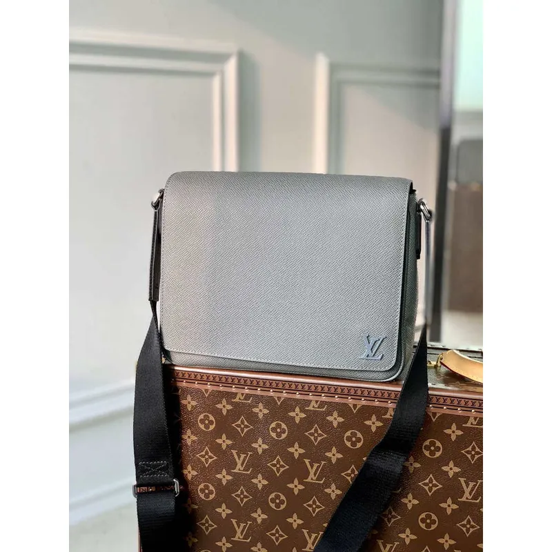 Louis Vuitton M30851 District PM Taiga infini Šedá