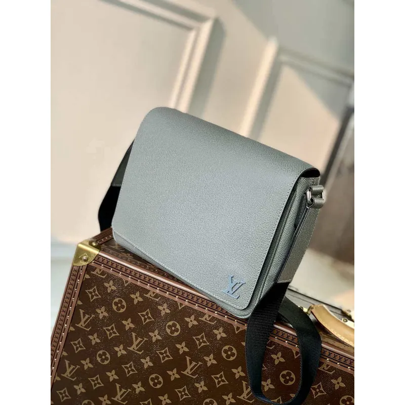 Louis Vuitton M30851 District PM Taiga infini Šedá