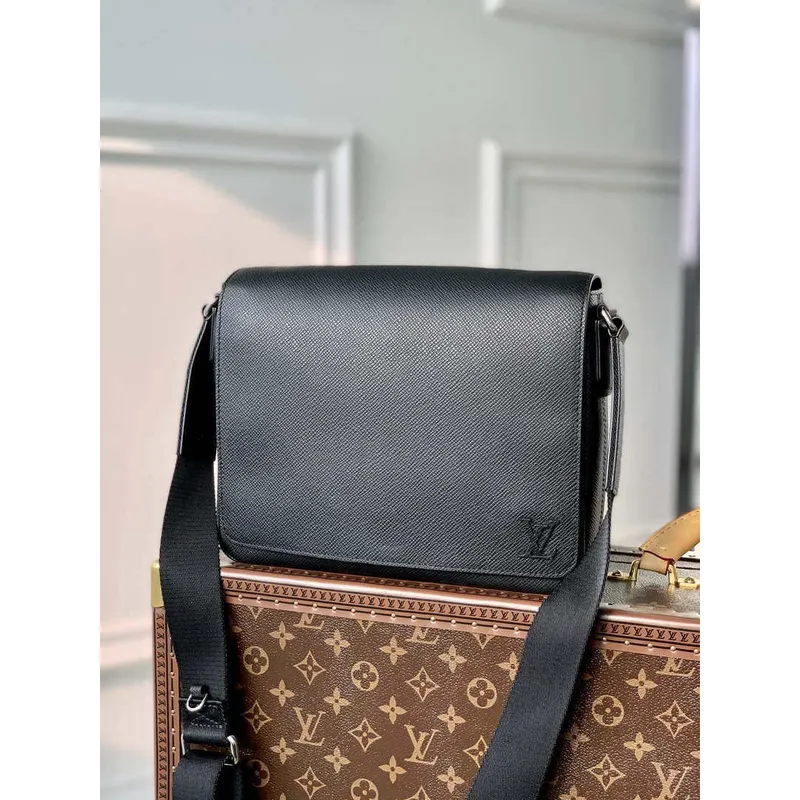 Louis Vuitton M30850 District PM Taiga infini Černá