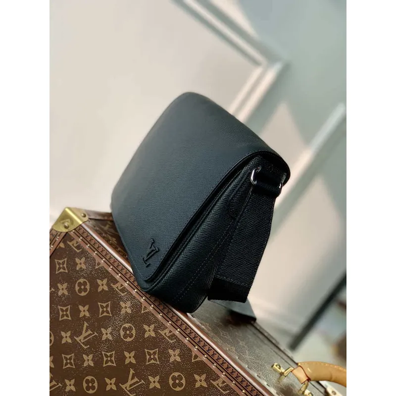 Louis Vuitton M30850 District PM Taiga infini Černá