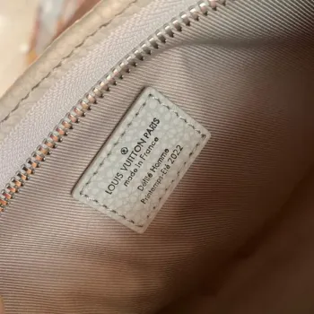 LV M81556 Louis Vuitton Pochette Voyage Ostatní kůže Světle šedá